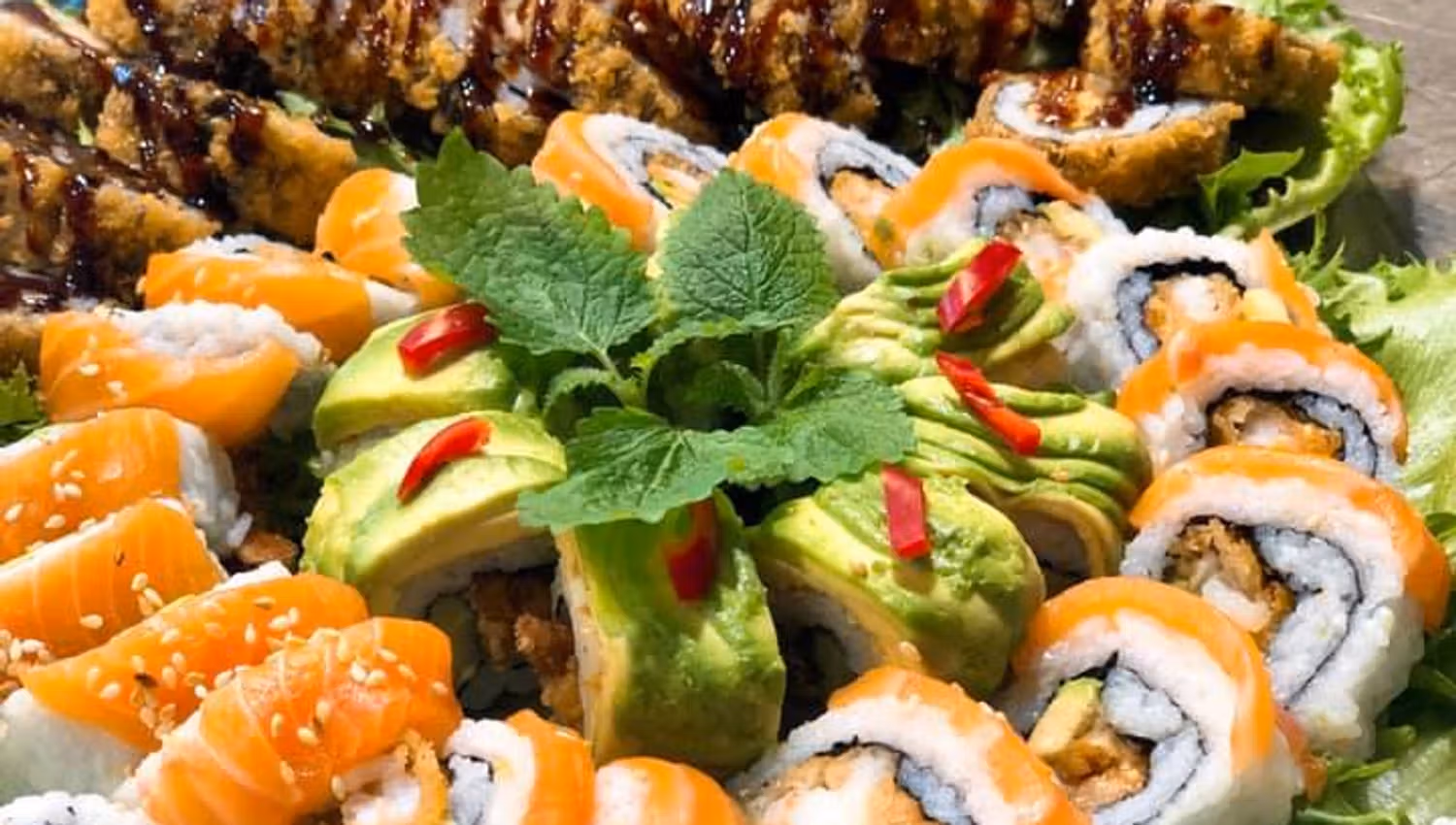 Sushi av flere slager, blant annet tempura, maki og nigiri.