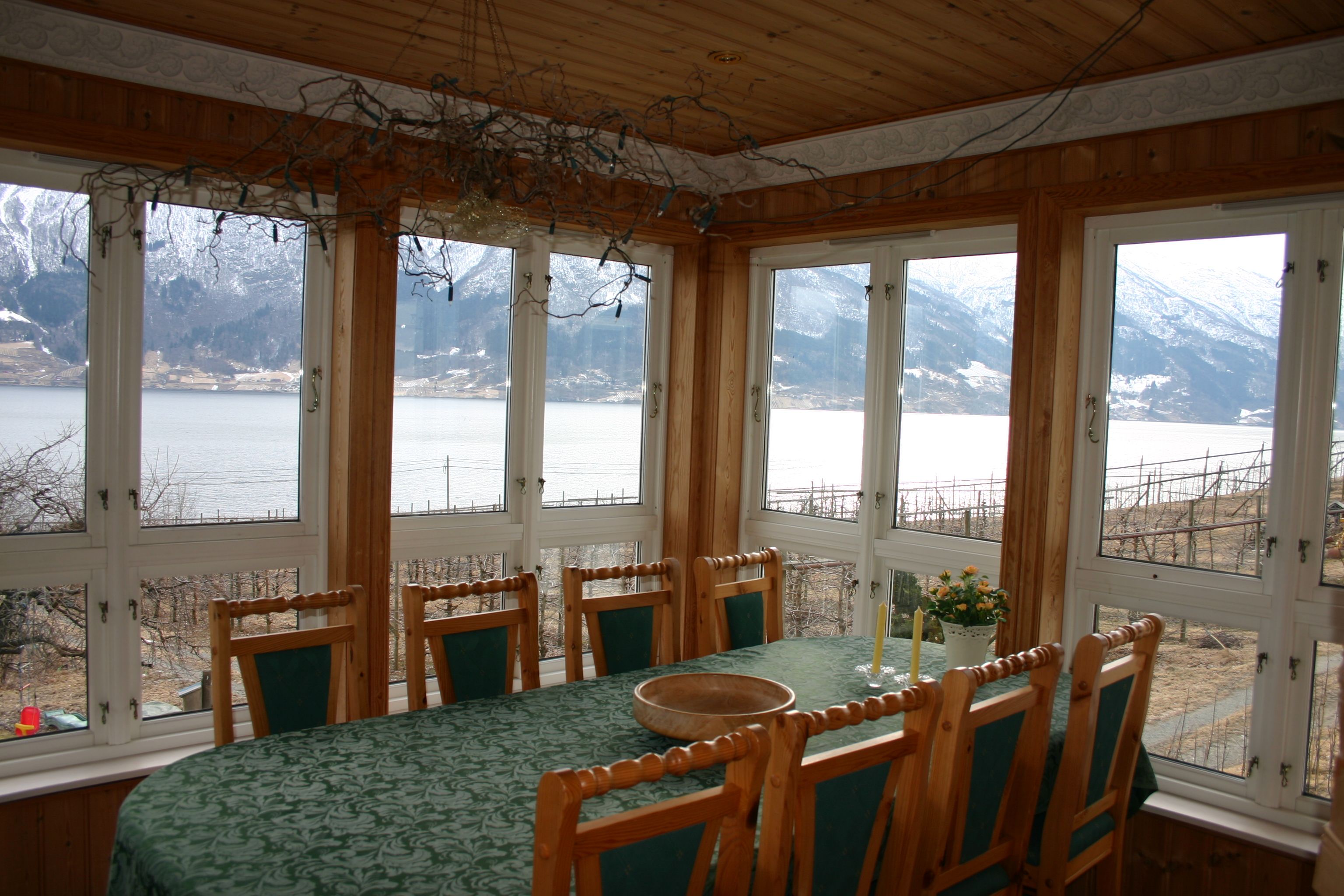 Dining room with panoramic fjord view at Hardanger Harmoni Fjordhus.