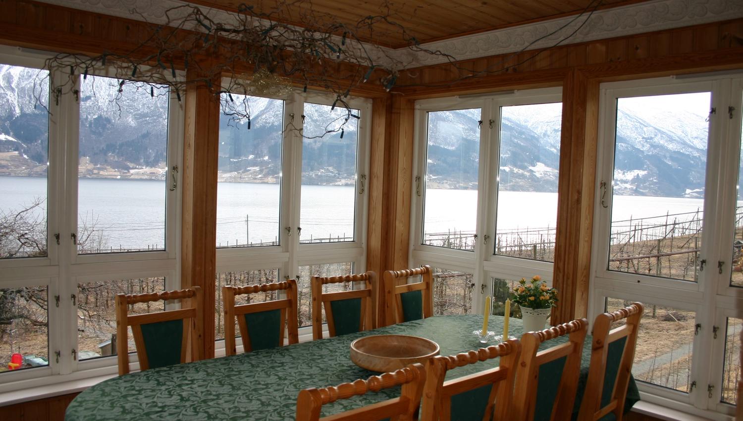 Dining room with panoramic fjord view at Hardanger Harmoni Fjordhus.