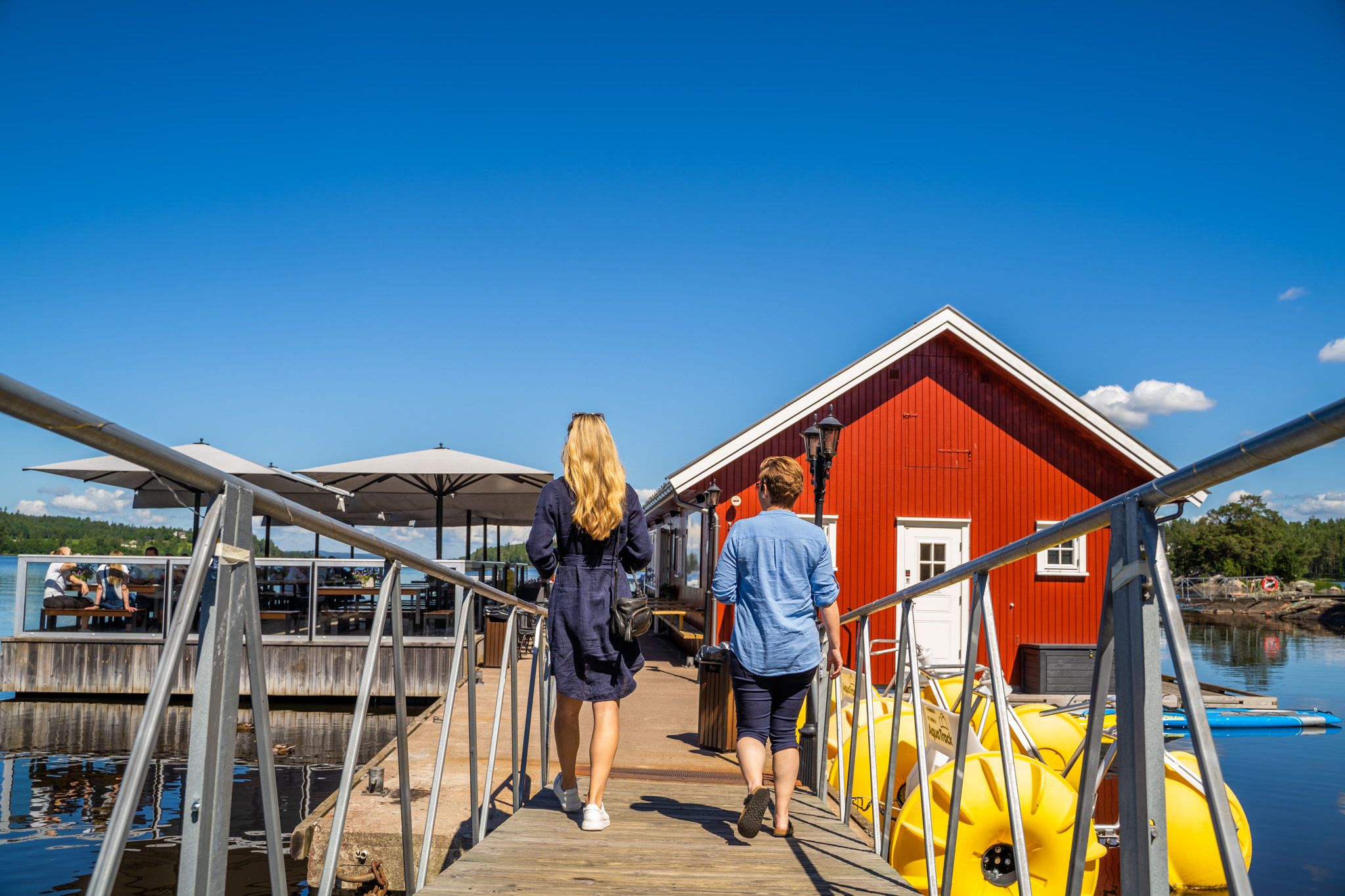 the bridge to båtcafeen