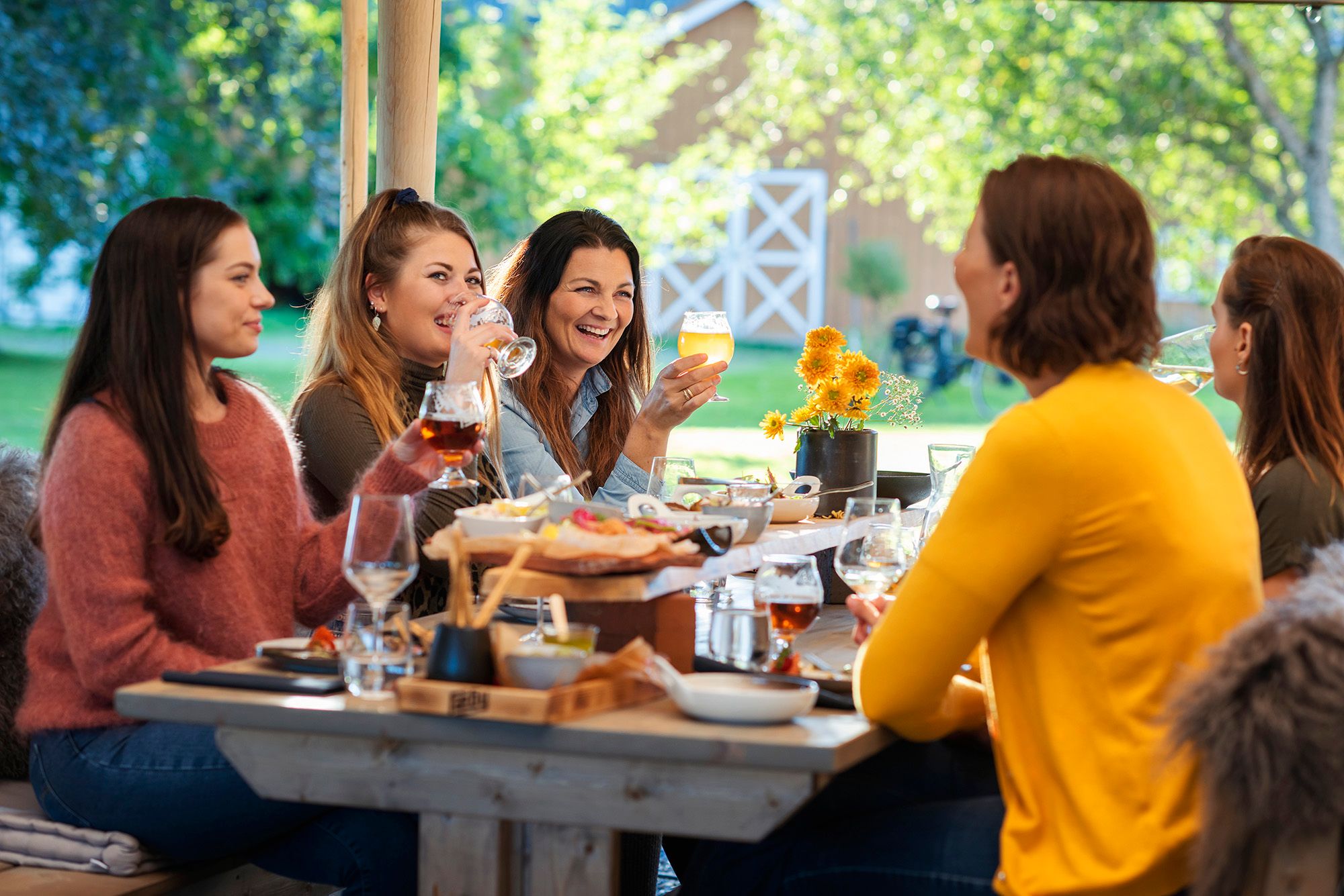 Sharing a nice meal with the girlfriends at Fæby Brewery in Verdal