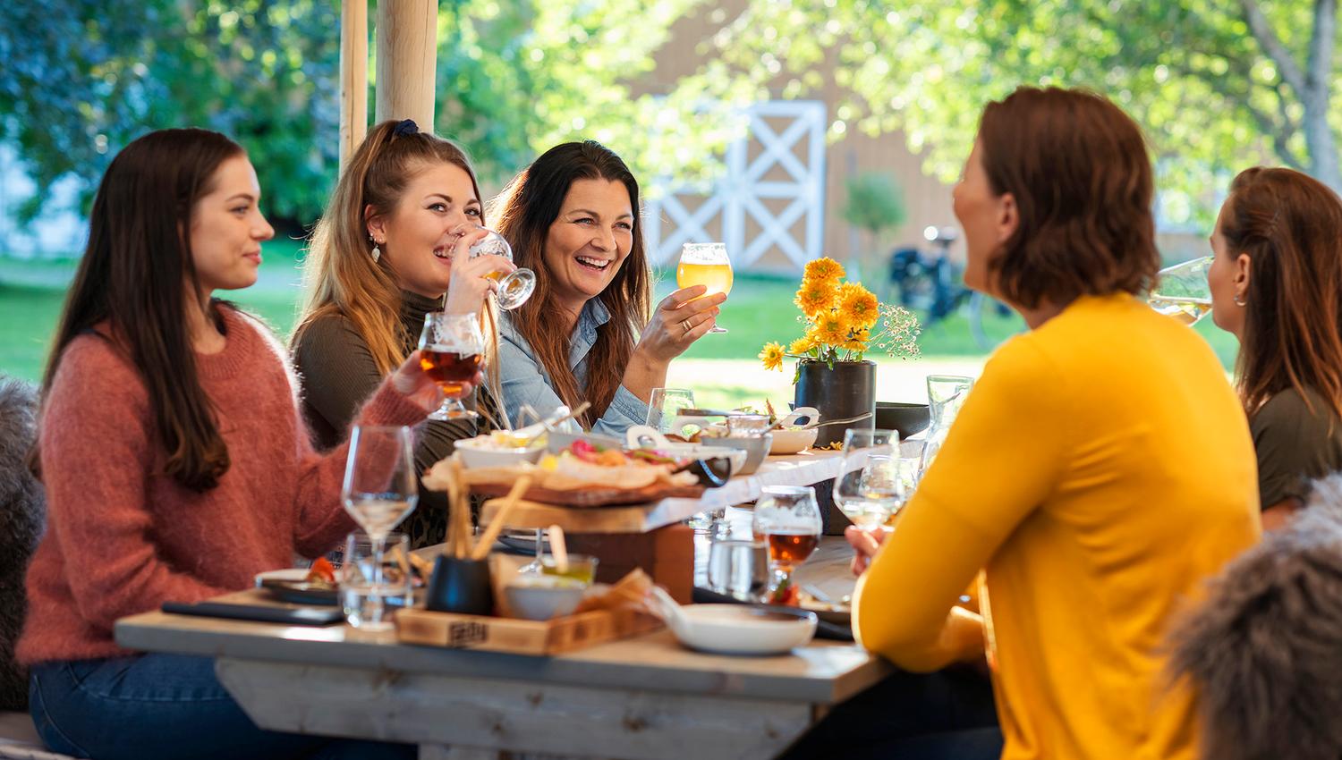 Sharing a nice meal with the girlfriends at Fæby Brewery in Verdal