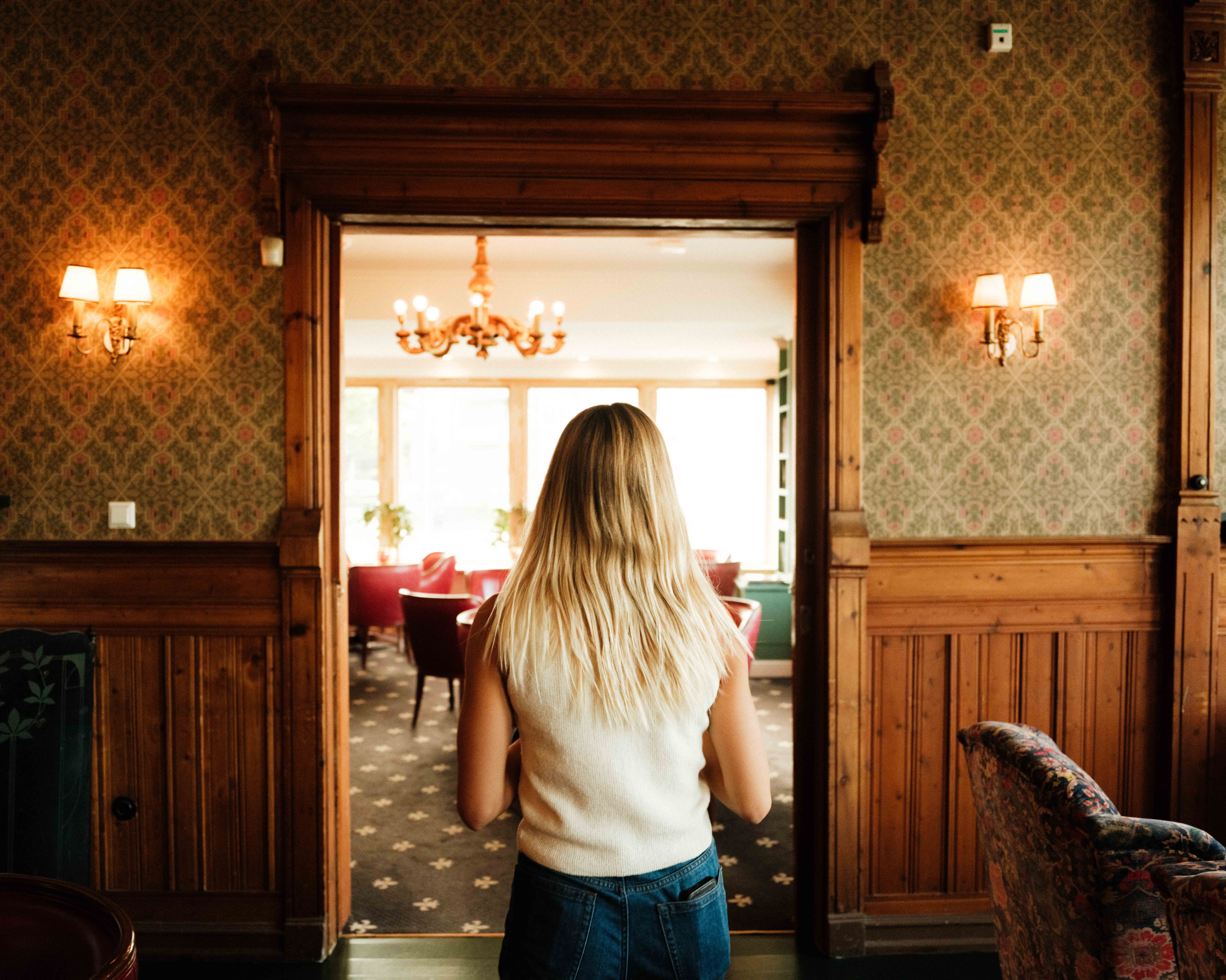 Historic interior and warm atmosphere in the lounge at Thon Hotel Sandven in Norheimsund.