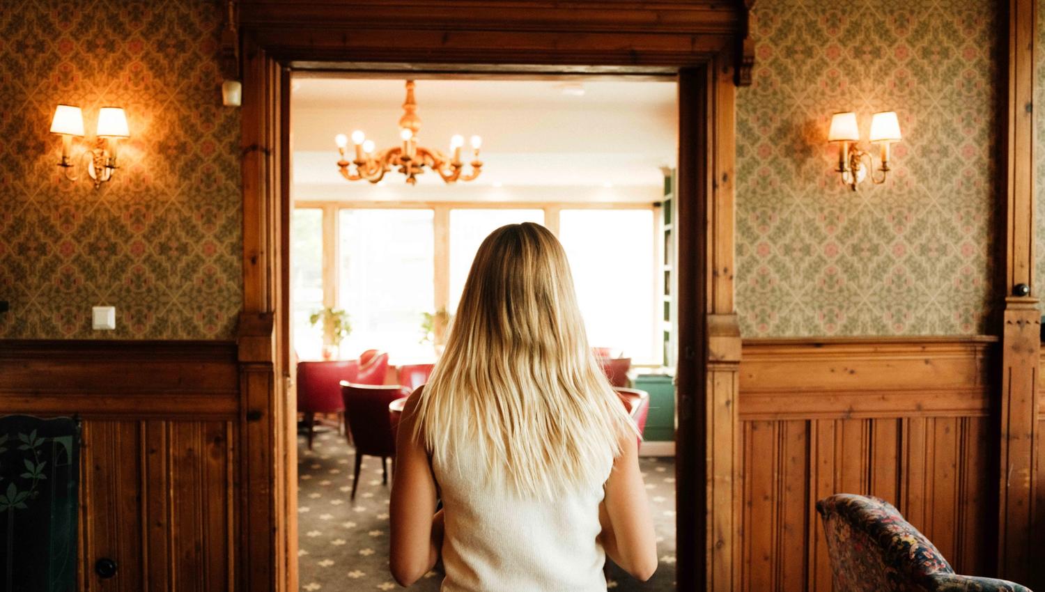 Historic interior and warm atmosphere in the lounge at Thon Hotel Sandven in Norheimsund.