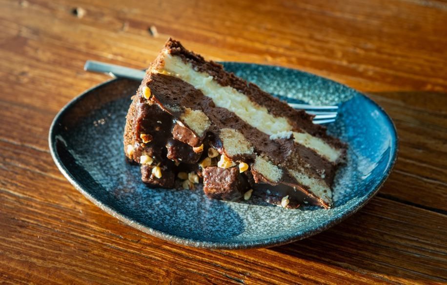 Kake på et fat med gaffel 