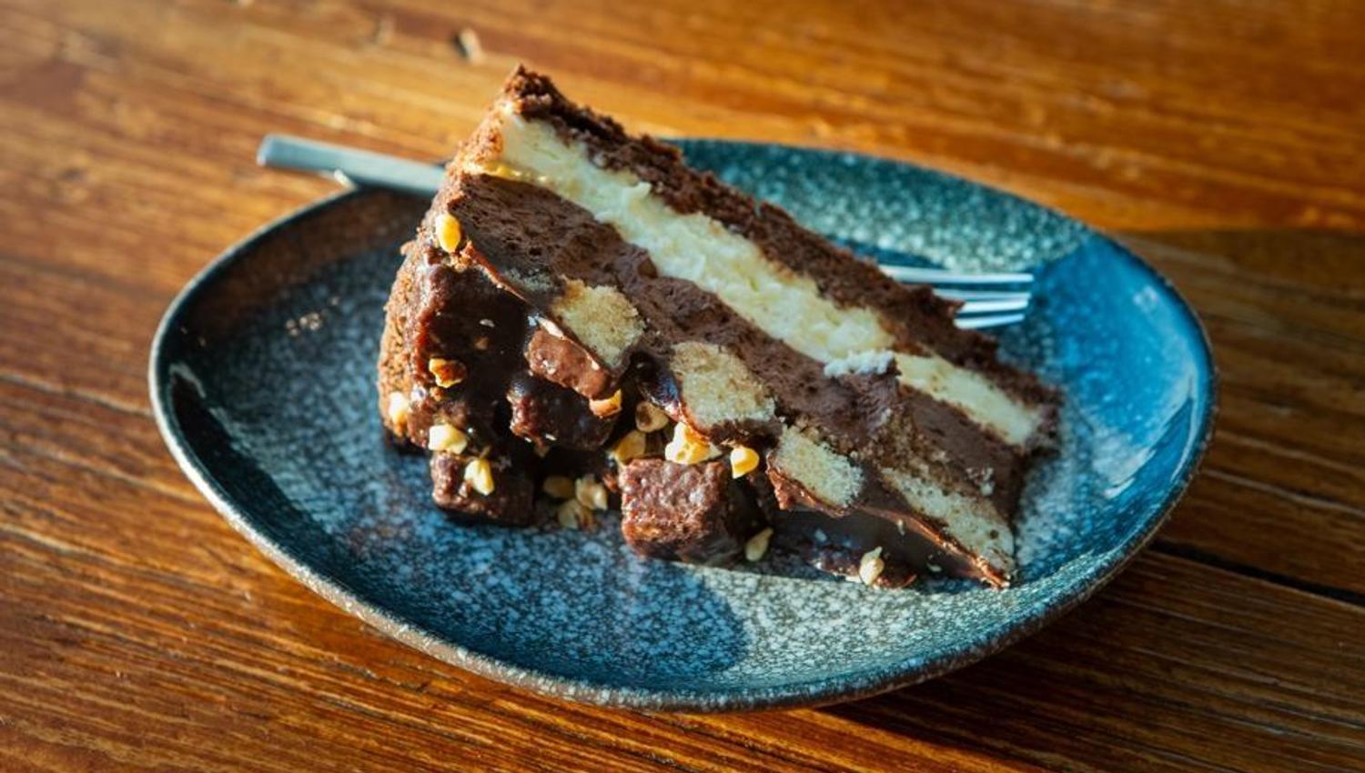 Kake på et fat med gaffel