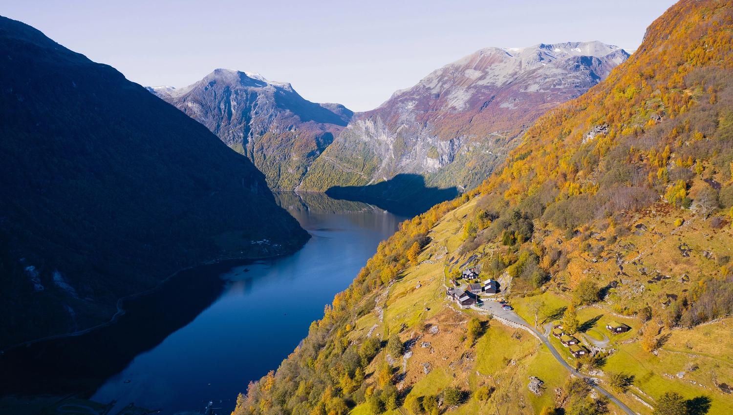 Westerås Gard i fjellsida med flott utsikt over Geirangerfjorden