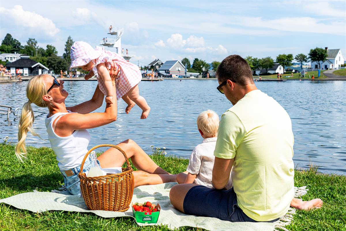 Familie ved Fastland Friluftsbad på Gjøvik