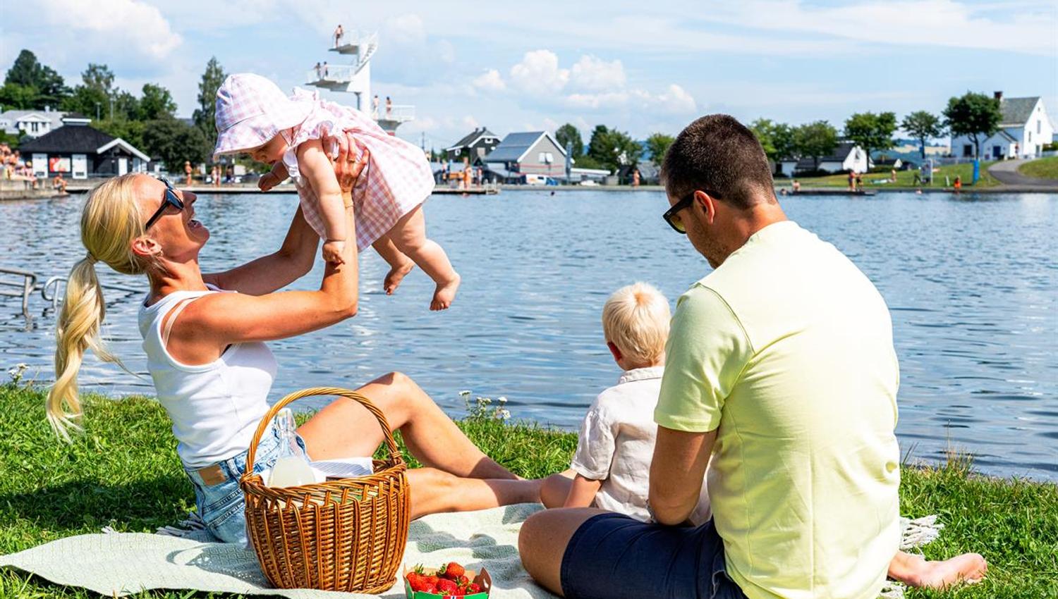 Familie ved Fastland Friluftsbad på Gjøvik
