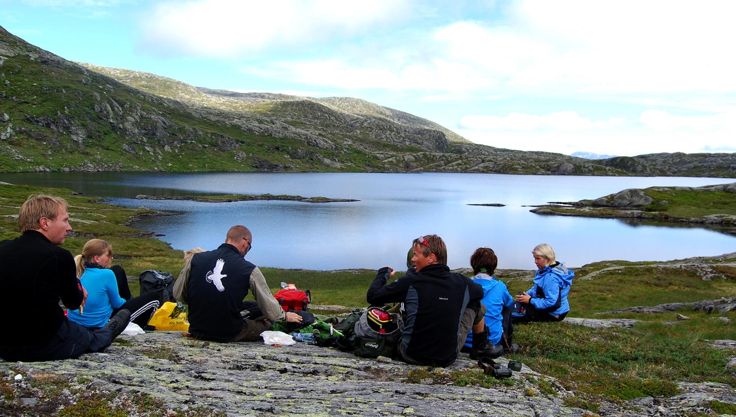 Steinkjer Kommuneskoger - a crowd sitting by Hattjønna