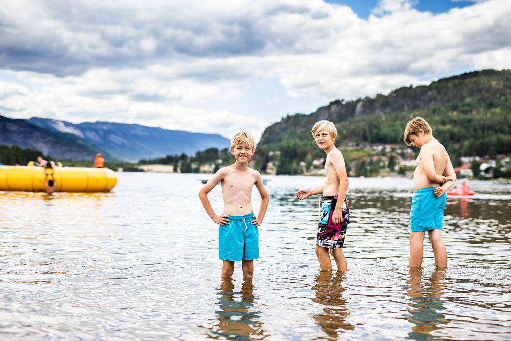 children bathe in the water at Straand Sommerland in Vrådal