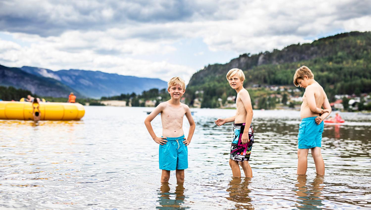 children bathe in the water at Straand Sommerland in Vrådal