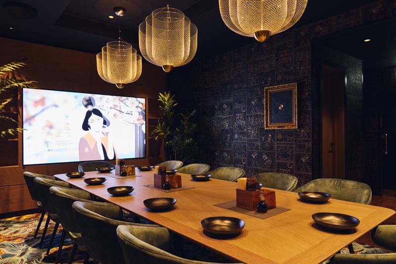 Sumo Speakeasyrom med langbord og stoler