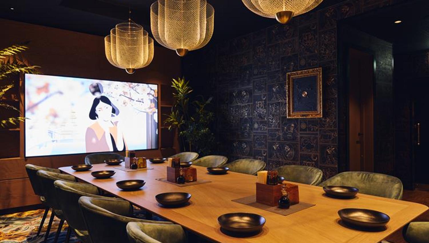 Sumo Speakeasyrom med langbord og stoler