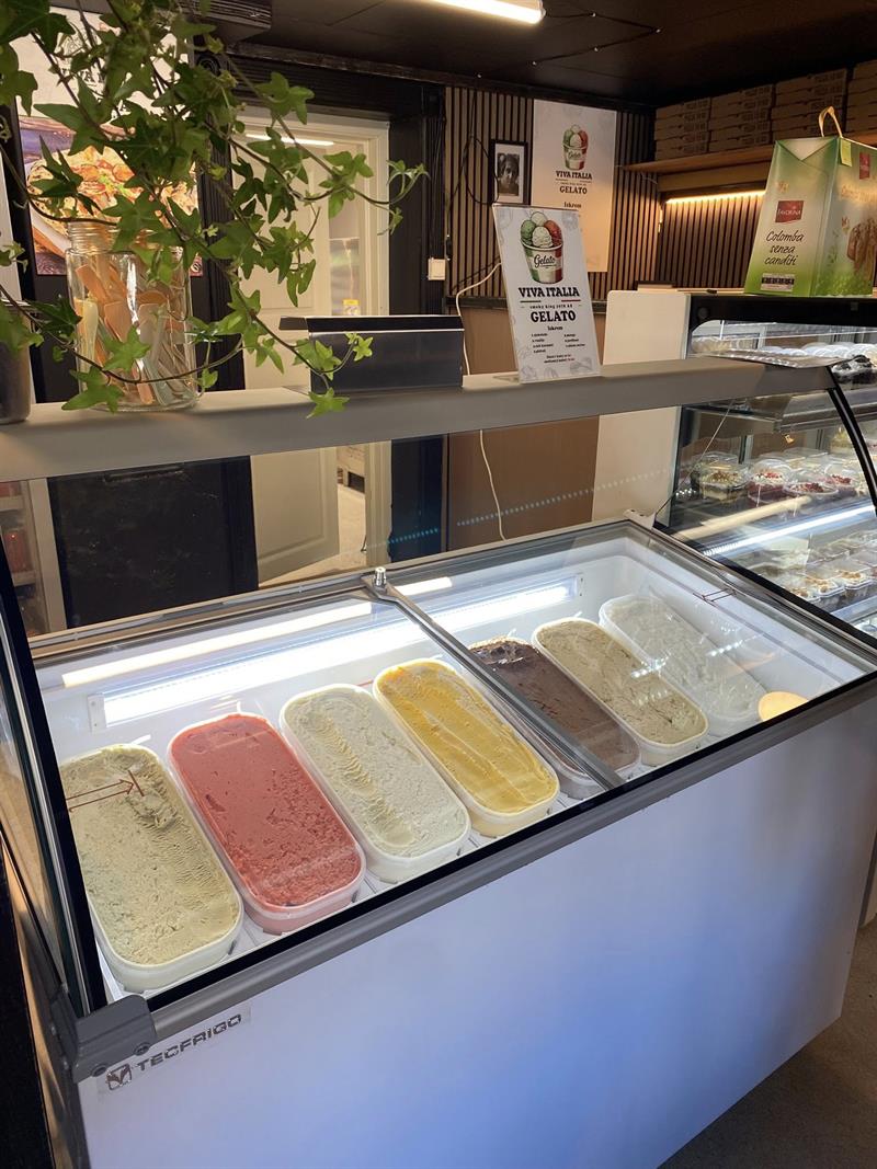 Bildet viser flere forskjellige typer gelato i frysedisk