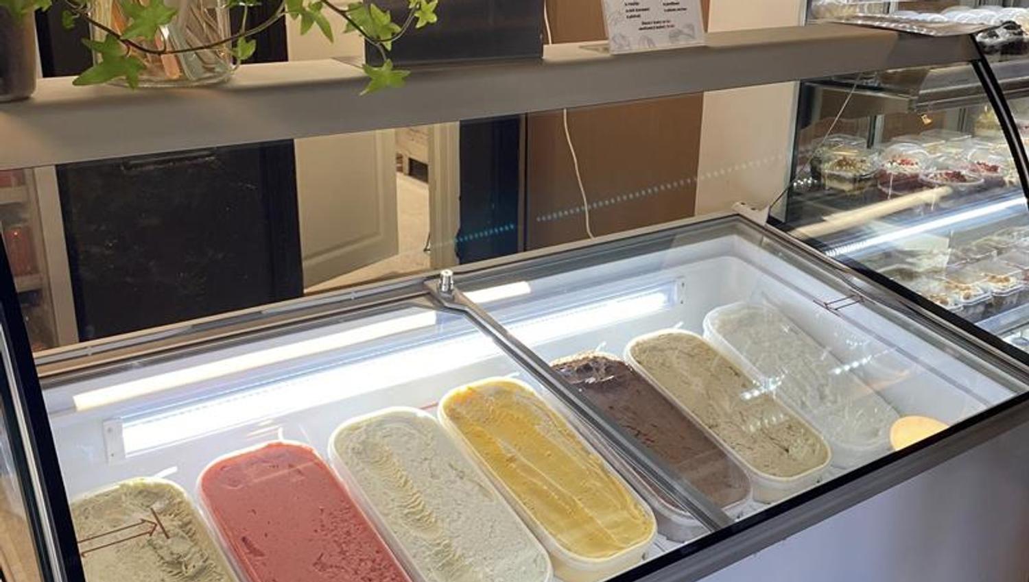Bildet viser flere forskjellige typer gelato i frysedisk