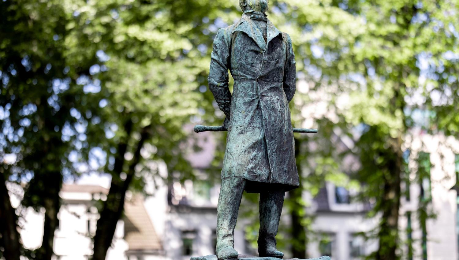 Statue av Henrik Wergeland i Wergelandsparken