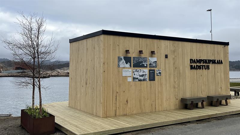 Back side of the sauna, with the name “Dampskipskaia Badstue” on the wall.