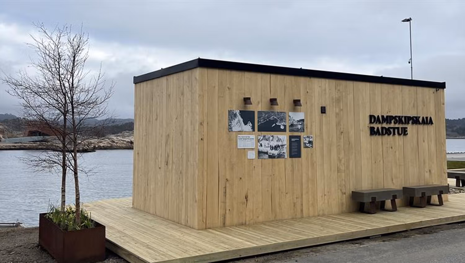 Back side of the sauna, with the name “Dampskipskaia Badstue” on the wall.