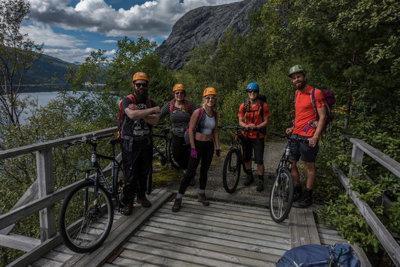 Deltakarar på guida tur med Trolltunga Active, klare for aktivitet i Hardanger-naturen.
