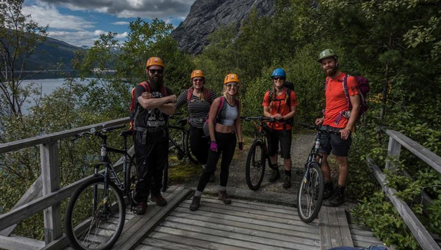 Deltakarar på guida tur med Trolltunga Active, klare for aktivitet i Hardanger-naturen.