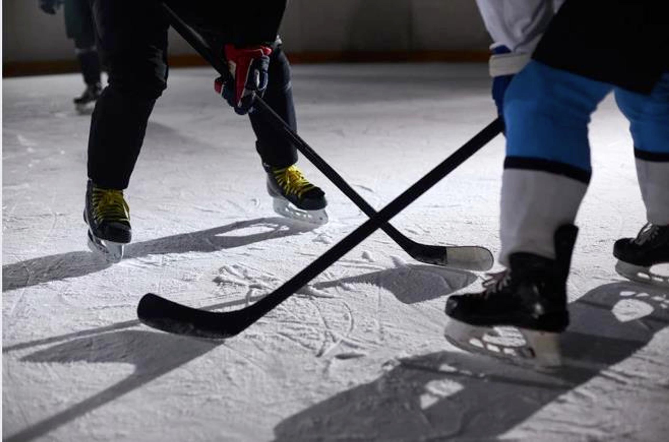 To hockey spillere med køller