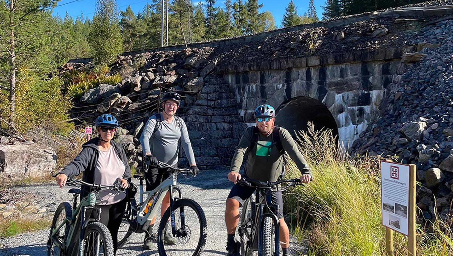 3 cyclists in front of a bridge on the cycle path "culture round" in Drangedal