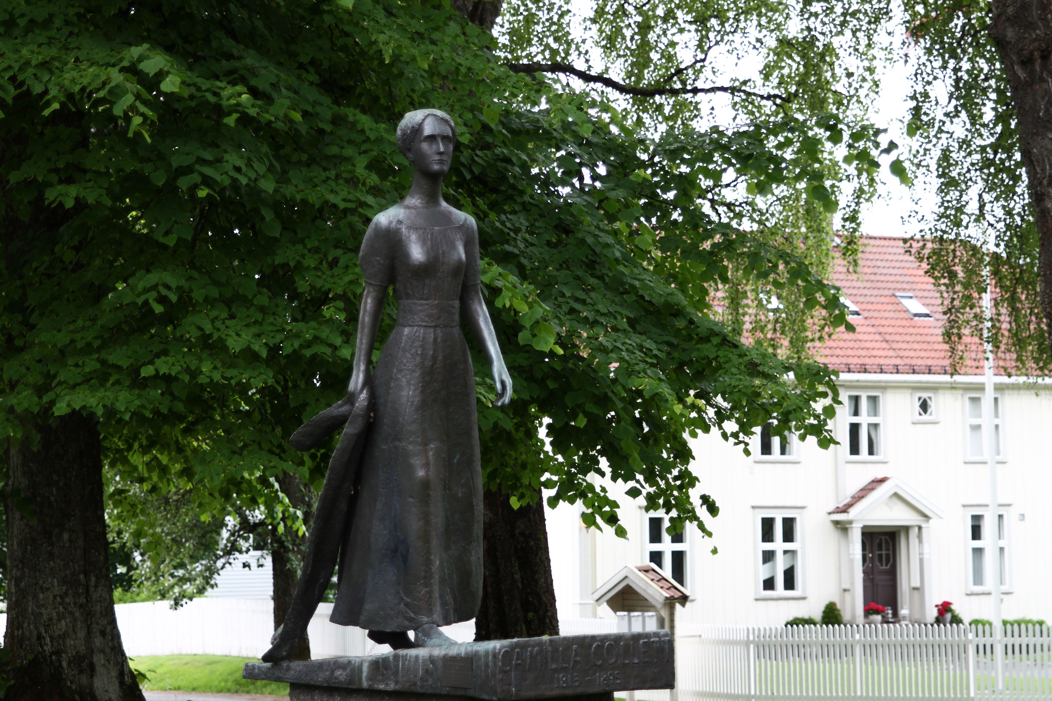 Historiske Eidsvoll - Statue av Camilla Collett ved Eidsvoll kirke