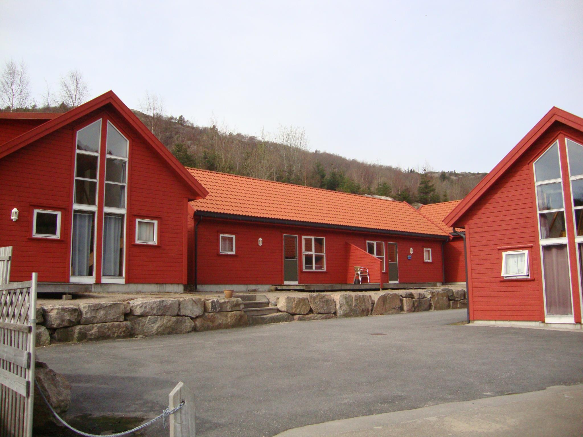 Røde hytter med høye vinduer