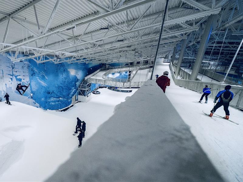 Indoor alpine skiing at SNØ close by Oslo