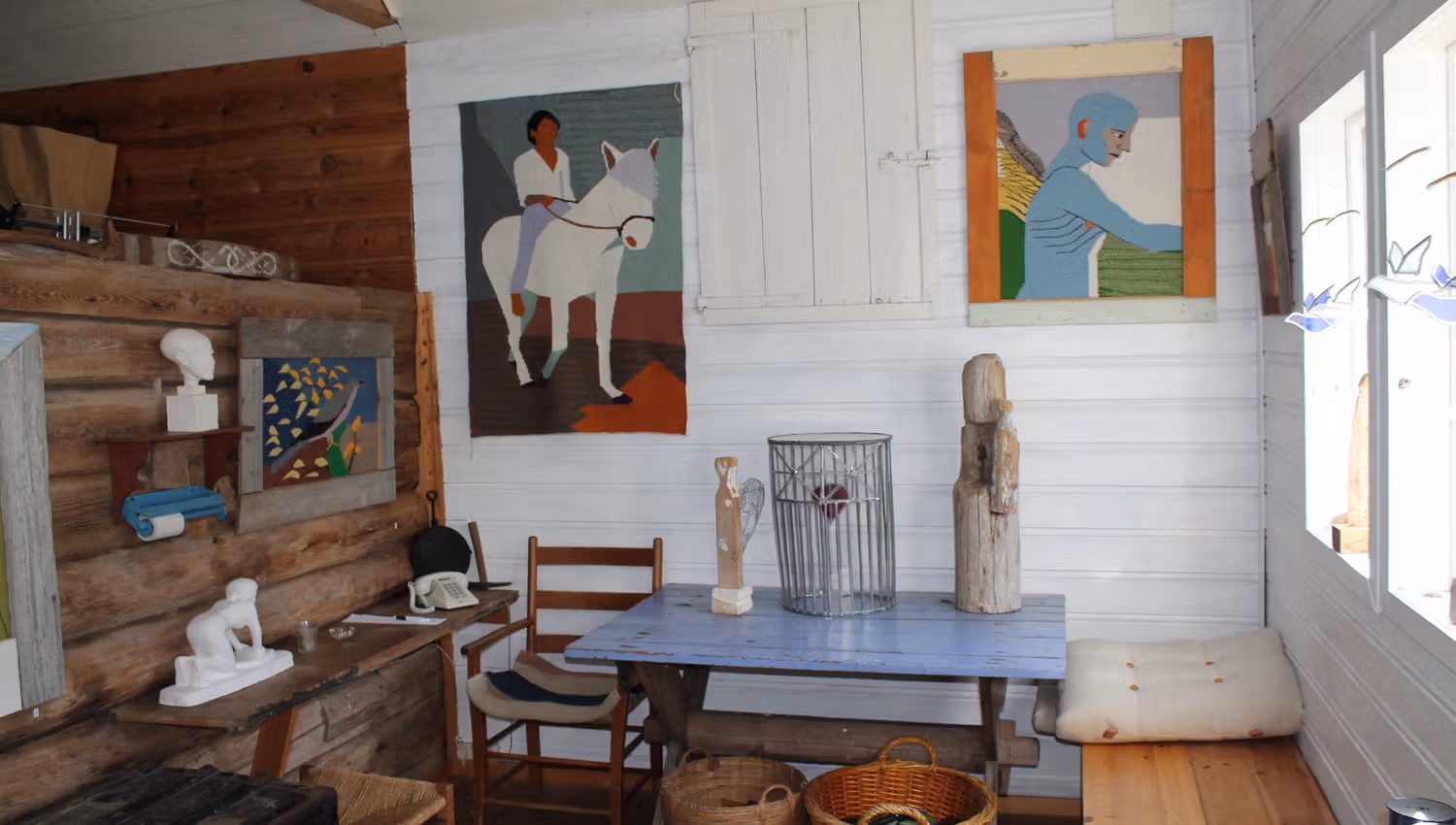 Gemütliche Ecke mit viel Kunst drumherum