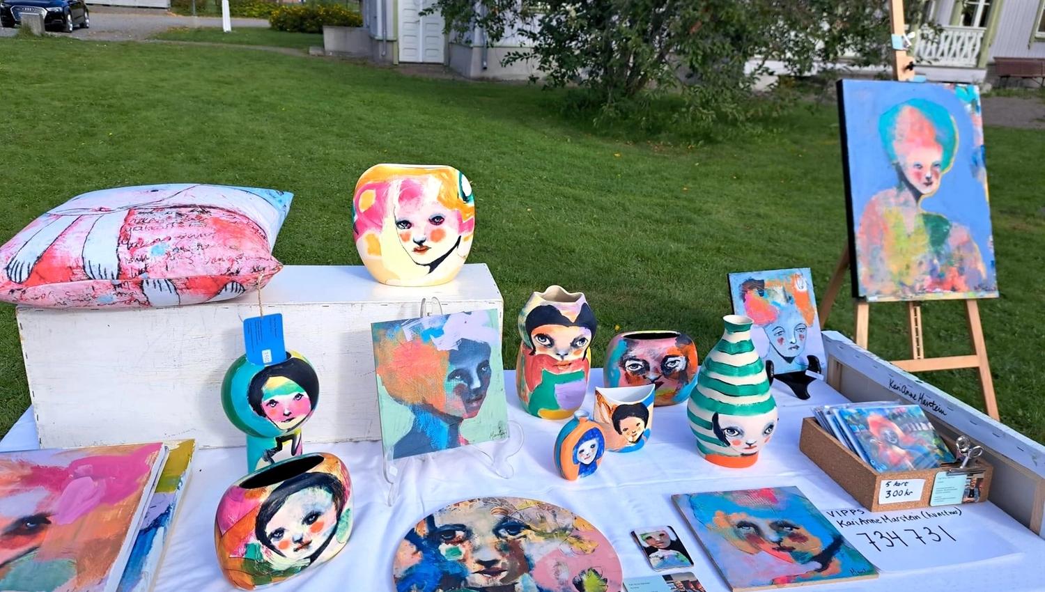fargerik kunst på et bord, bilder og figurer