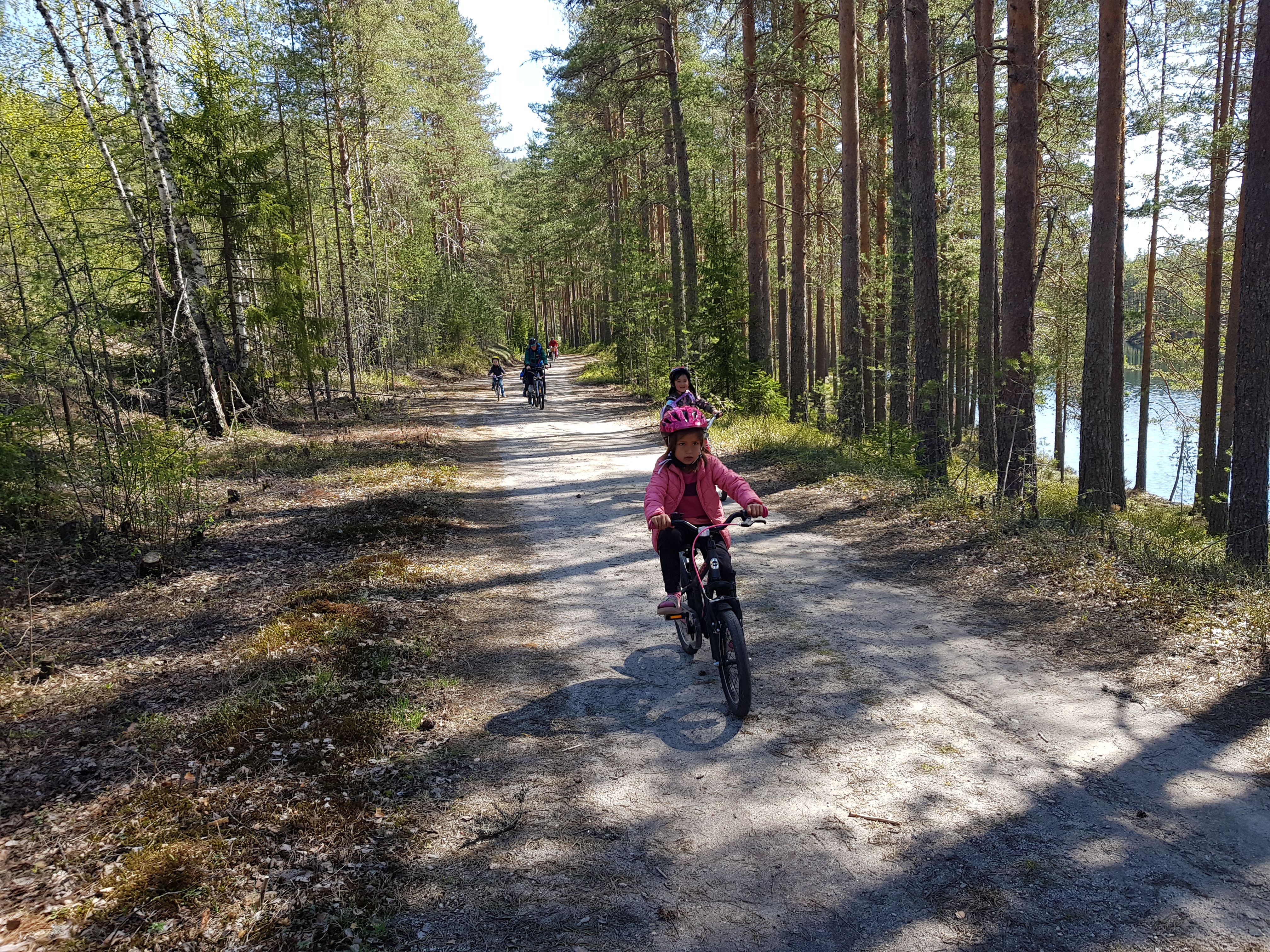 Barn som sykler
