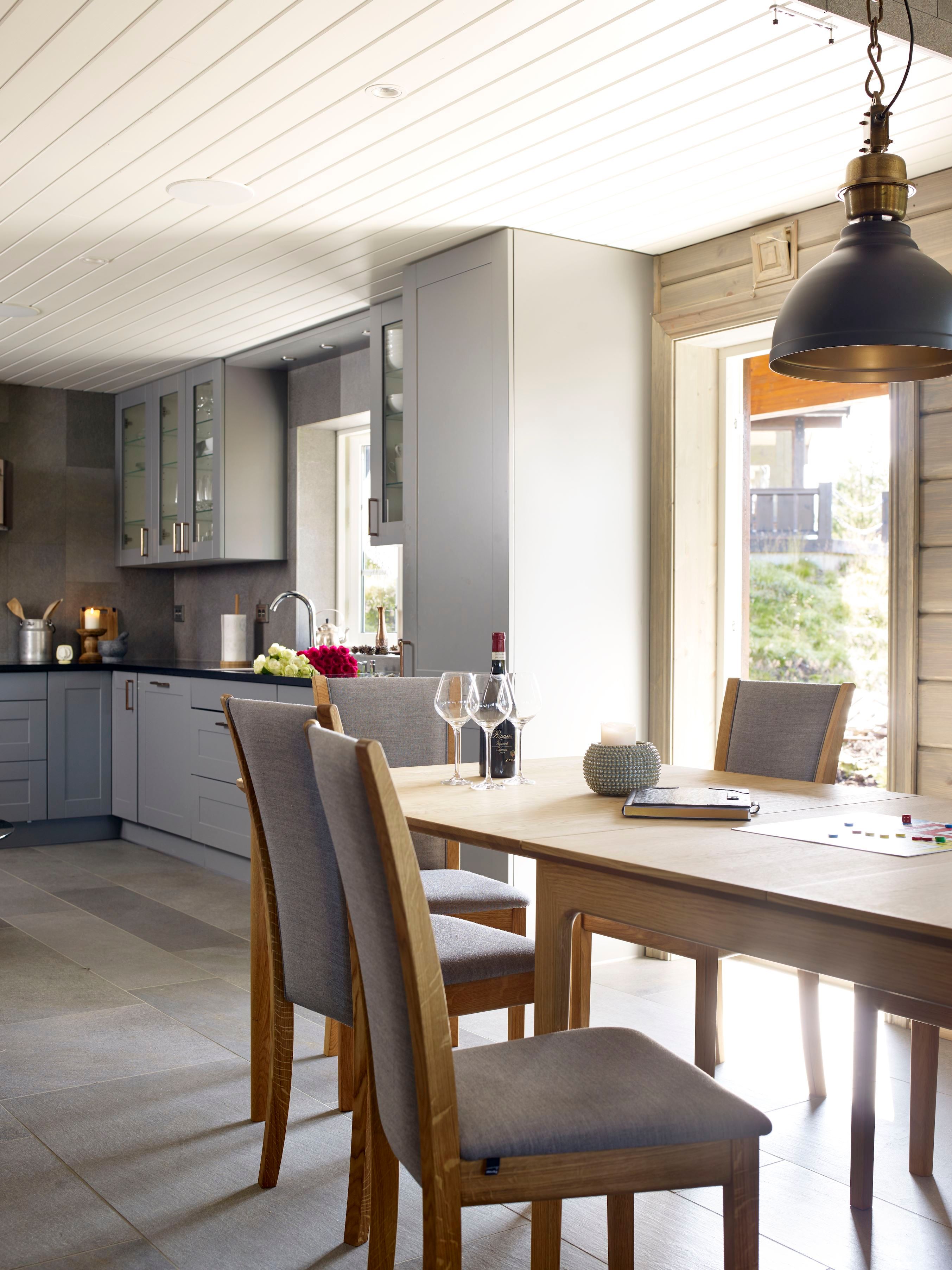 Lyst moderne kjøken ved Furuvins Lodge