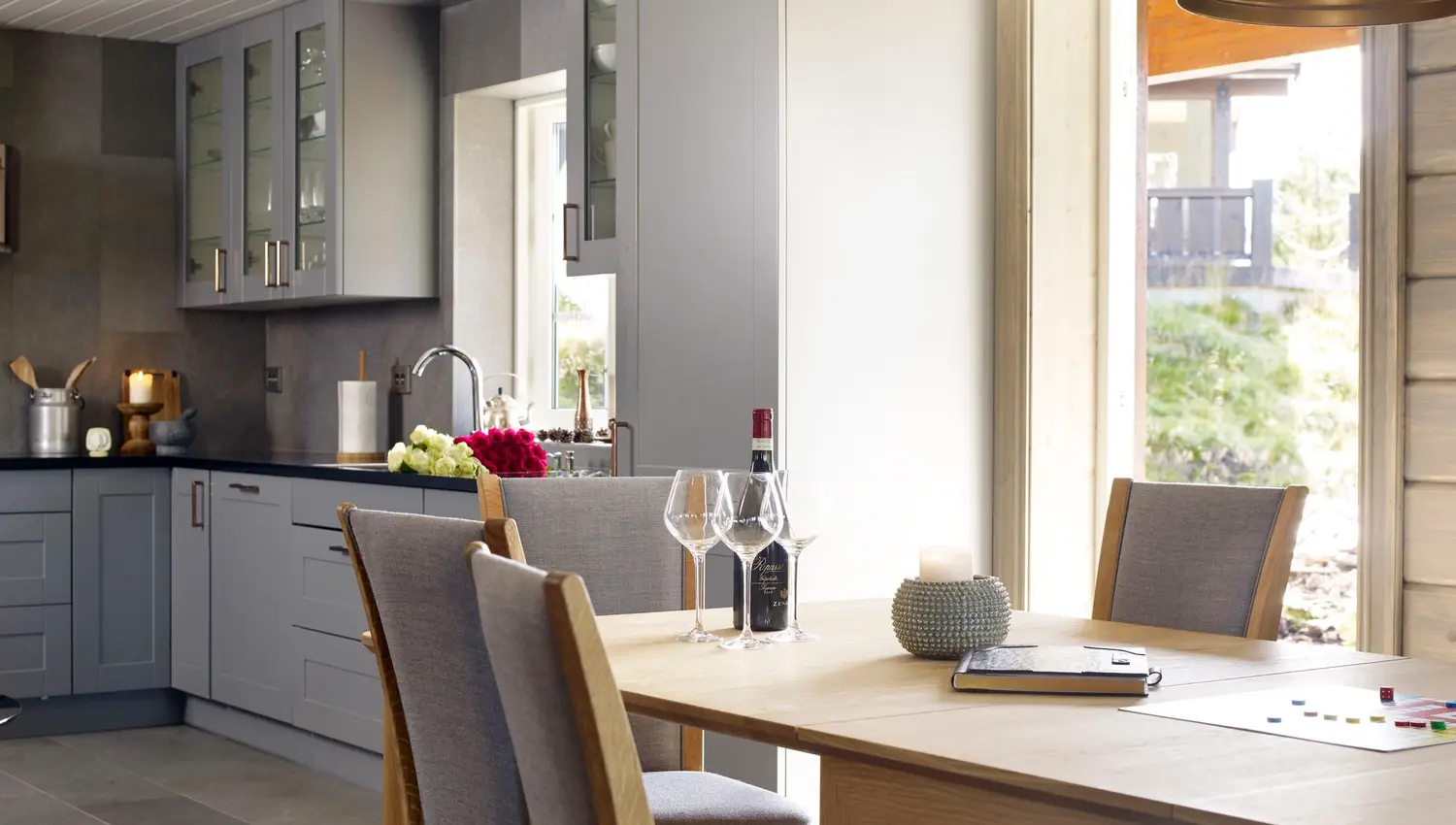 Lyst moderne kjøken ved Furuvins Lodge