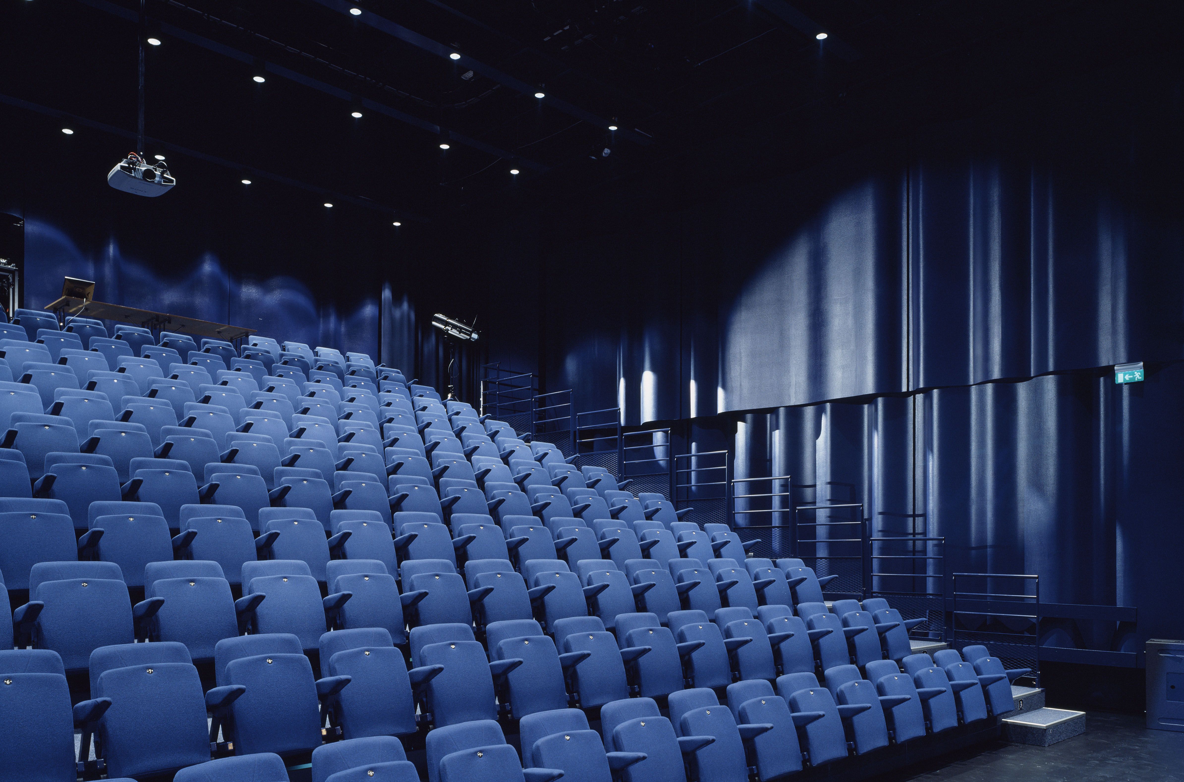 Bilde av auditoriet av blå stoler i en av salene til kulturhuset