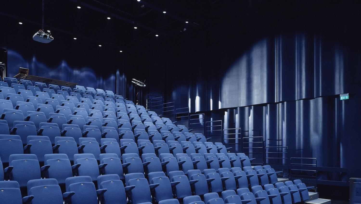 Bilde av auditoriet av blå stoler i en av salene til kulturhuset