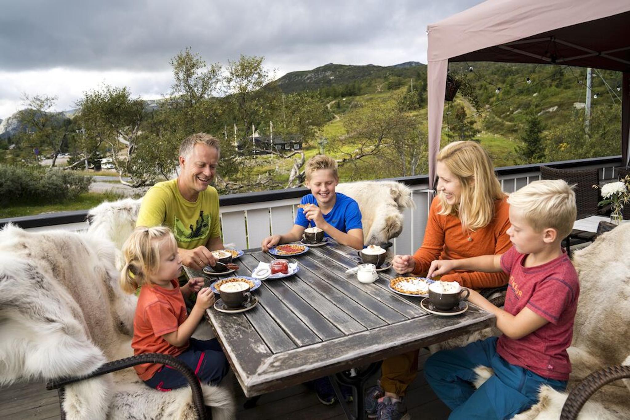 Familiekos på uteserveringen på Lifjellstua
