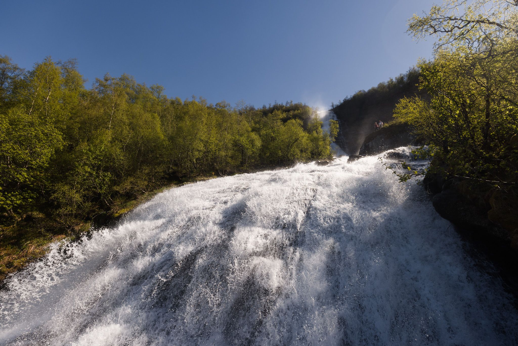 In der Mitte zwischen zwei Wasserfällen gibt es einen schönen Felsvorsprung mit Heidekraut