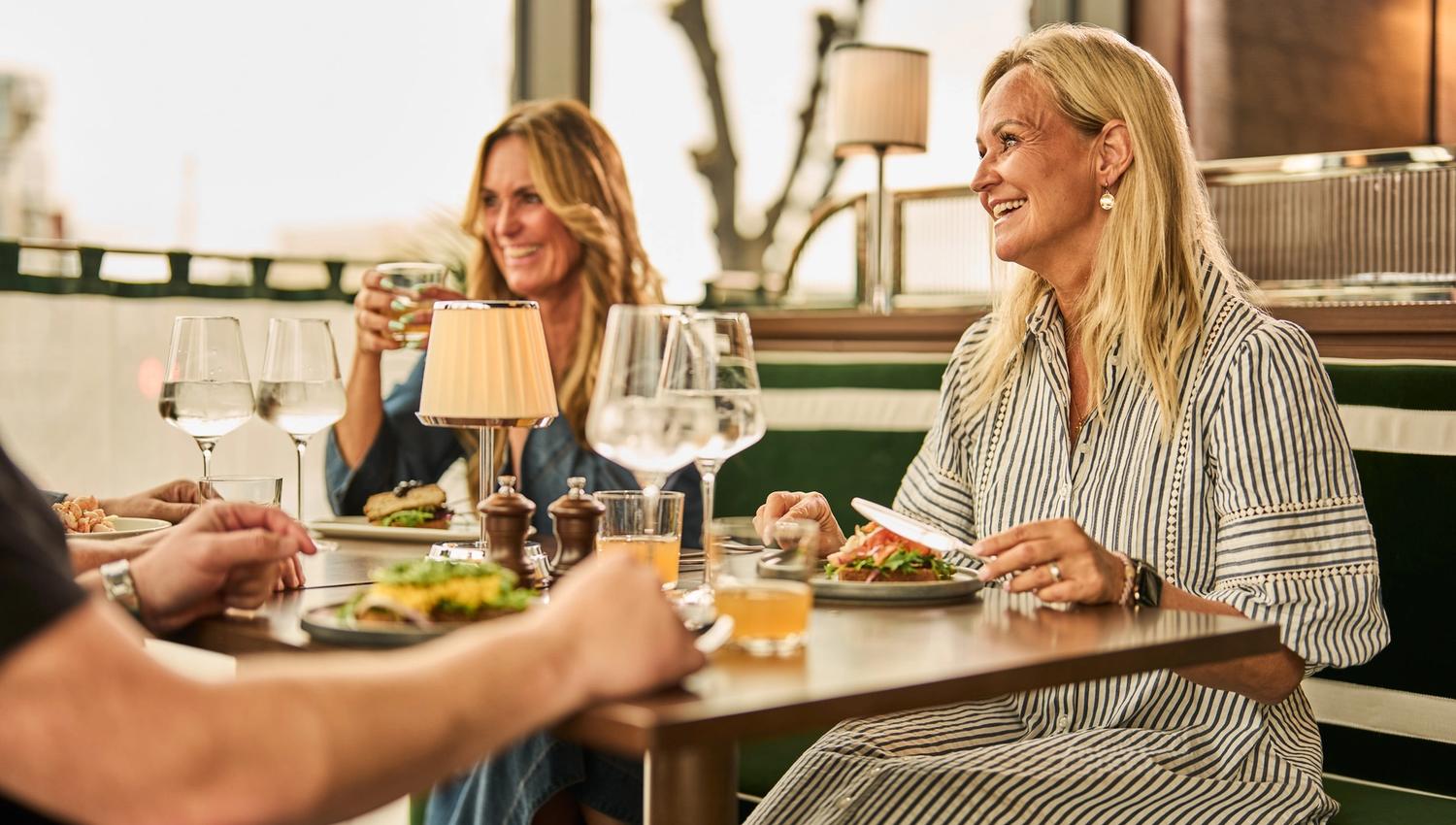 To smilende gjester i restauranten