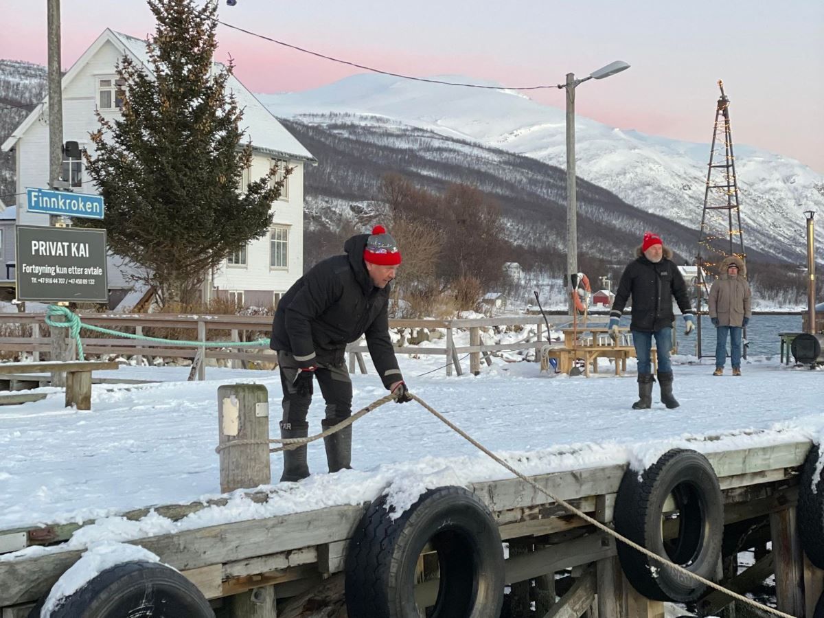 Person som fortøyer båten