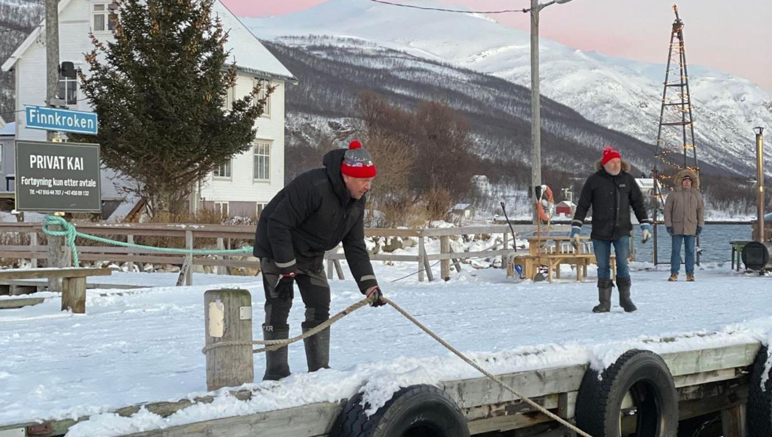 Person som fortøyer båten