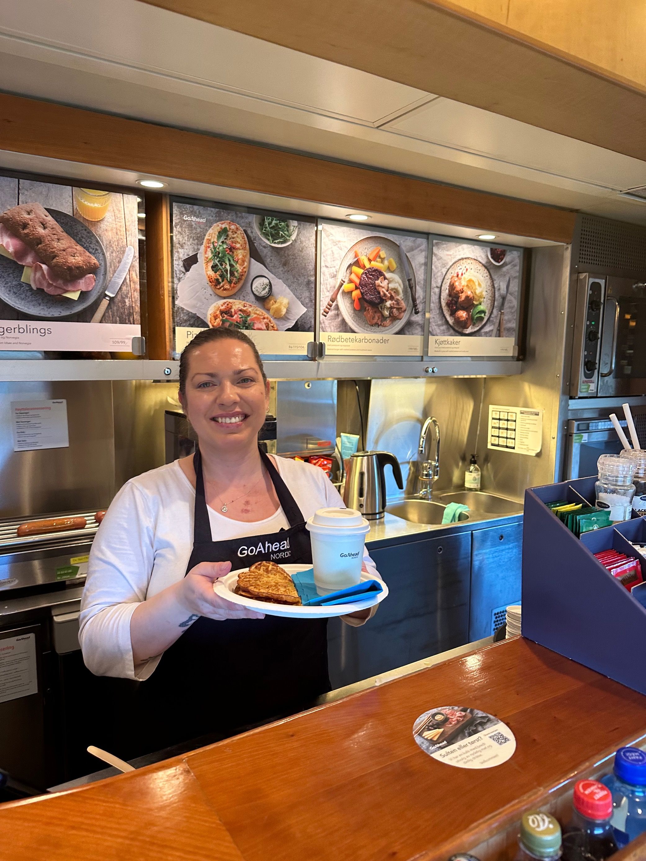 The cafe carriage on Sørtoget has a wide food and beverage selection