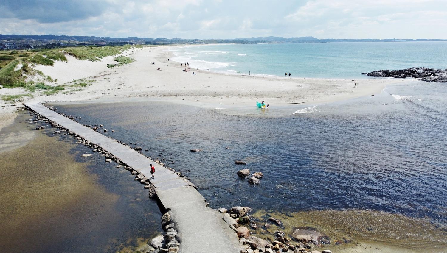 An einem schönen Sommertag am Strand spielen