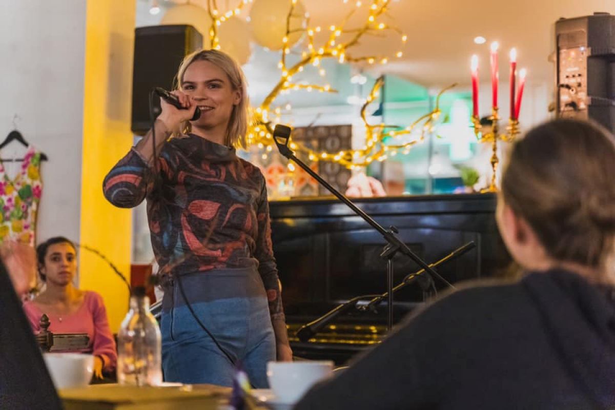 Opptreden i lokalet med flott belysning