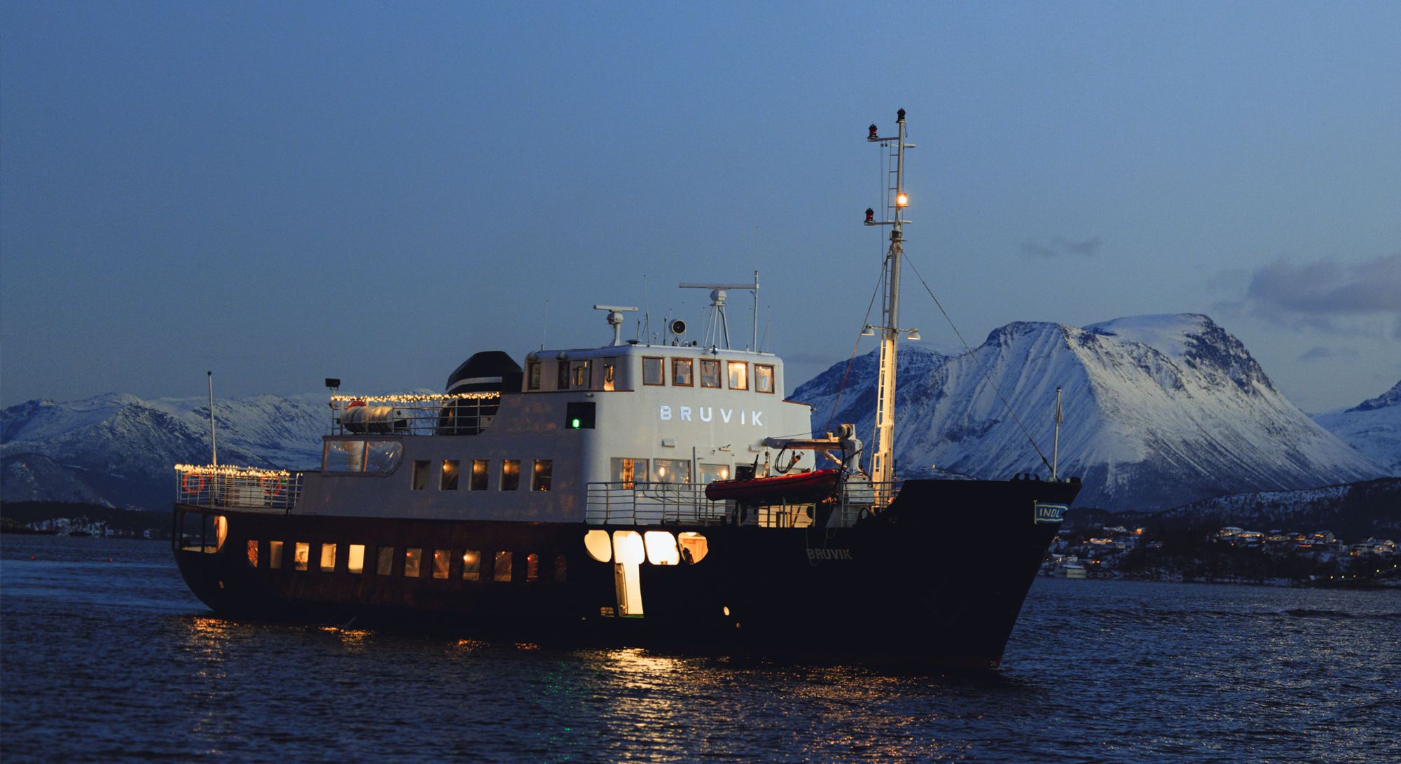 MS Bruvik på fjorden i blåtimen.