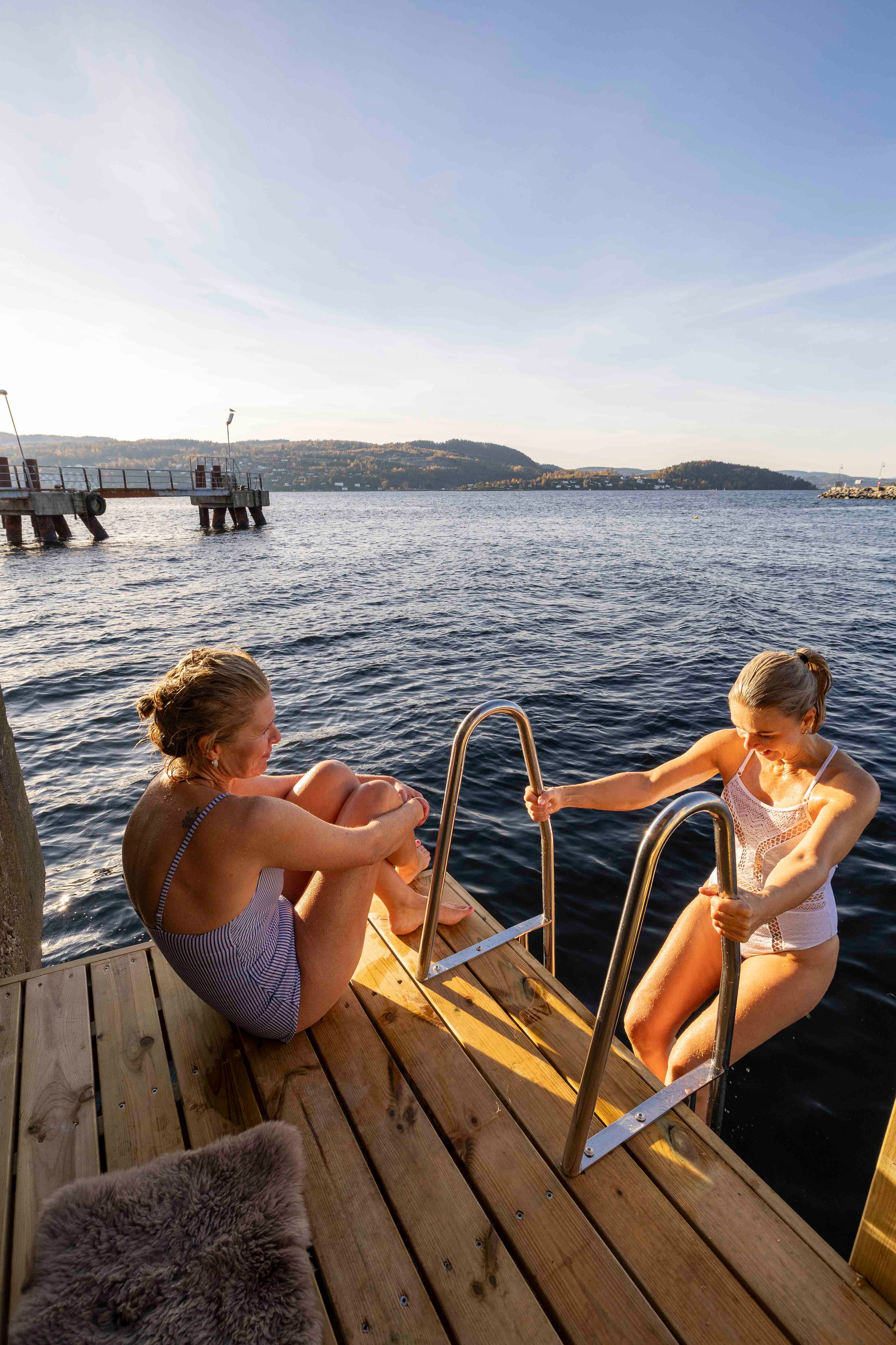 To damer som bader fra Drøbak badstue