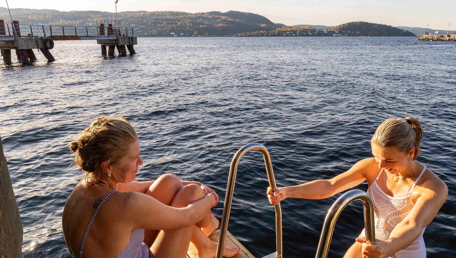 To damer som bader fra Drøbak badstue
