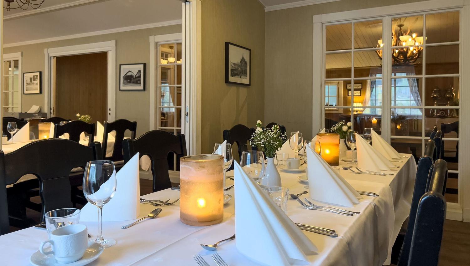 Ein Tisch gedeckt für ein Abendessen.