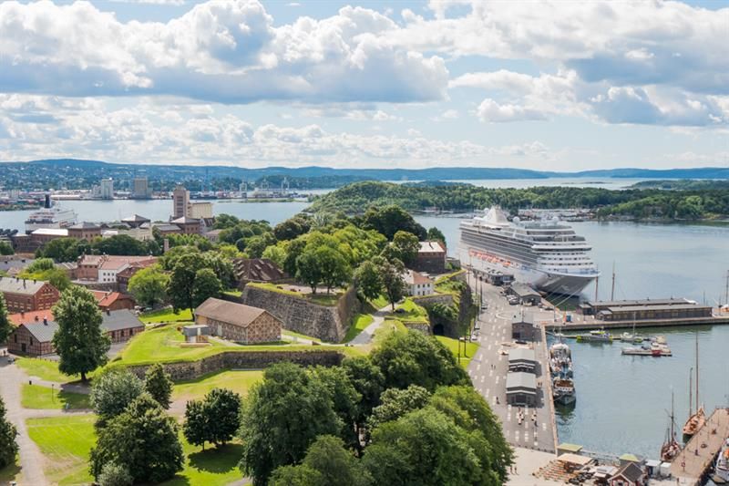 Bird's eye view of the fortress, the pier, a ship and the islands.